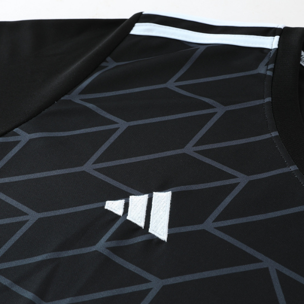 Adidas-Set T-Shirt + schwarze Shorts - VENI Futebol
