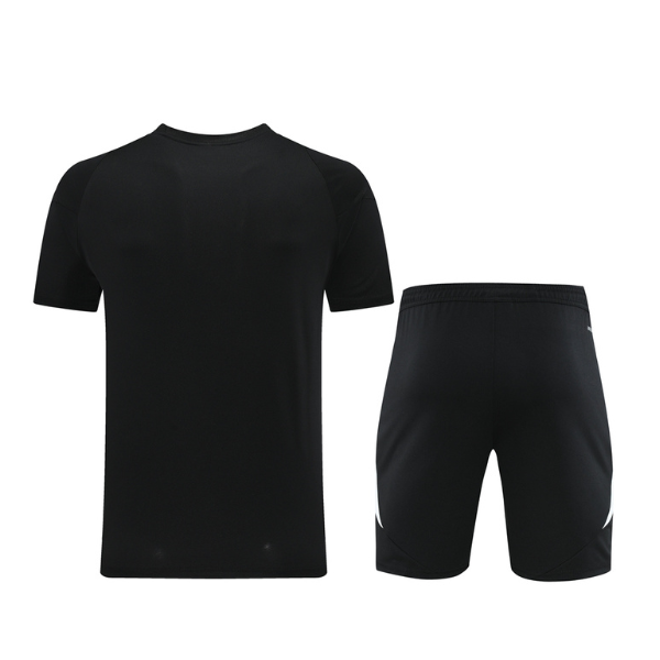 alt
Adidas-Set aus T-Shirt und Short in Schwarz und Weiß - VENI Fußball