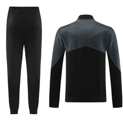 alt
Nike Jacken- und Hosenset in Schwarz und Grau – VENI Fußball